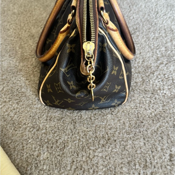 Louis Vuitton: Tivoli Leather Handbag - Picture 4 of 10